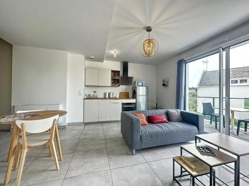 un salon avec un canapé et une table dans l'établissement Le 121 - Appartement 102, à Quiberon