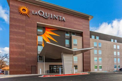ein Gebäude mit einem Gebäude mit einem Sonnenkollektorschild darauf in der Unterkunft La Quinta by Wyndham Lubbock West Medical Center in Lubbock