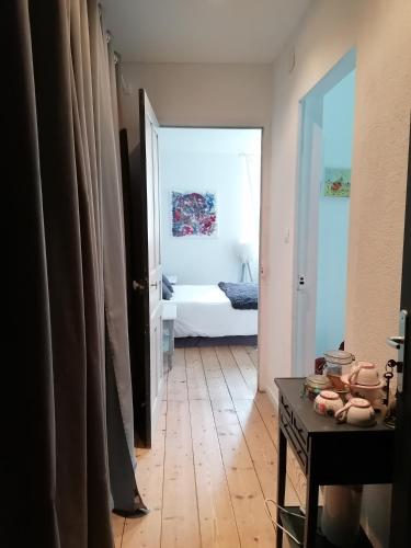 Ένα ή περισσότερα κρεβάτια σε δωμάτιο στο MARIAC , Chambres d'hôtes "AU TILLEUL" 6km du Cheylard