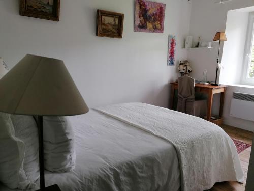 Postel nebo postele na pokoji v ubytování MARIAC , Chambres d'hôtes "AU TILLEUL" 6km du Cheylard