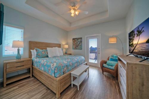 - une chambre avec un lit et une télévision dans l'établissement Tipsy Starfish by AvantStay Walk to Beach Pool, à Port Aransas