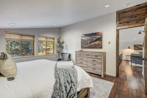 1 dormitorio con 1 cama blanca, vestidor y ventana en Aspen Haven - Mountain Retreat BBQ Scenic Views, en Divide