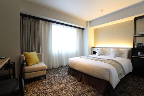 pokój hotelowy z łóżkiem i oknem w obiekcie Best Western Plus Nagoya Sakae w mieście Nagoja