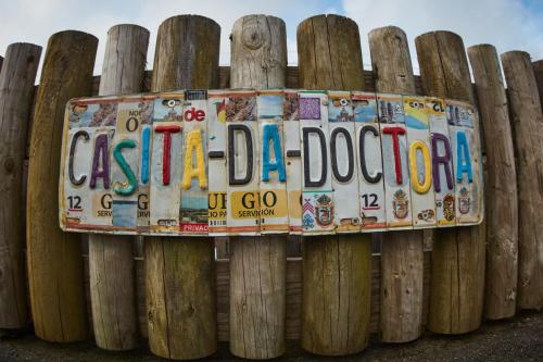 a wooden fence with a sign on top of it at CASITA DA DOCTORA in Cedros