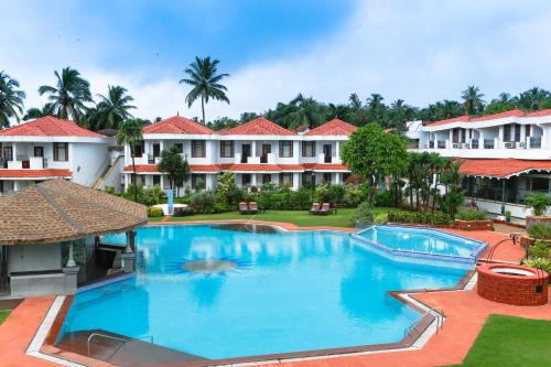 una imagen de una piscina en un complejo en Heritage Village Resort & Spa Goa, en Cansaulim