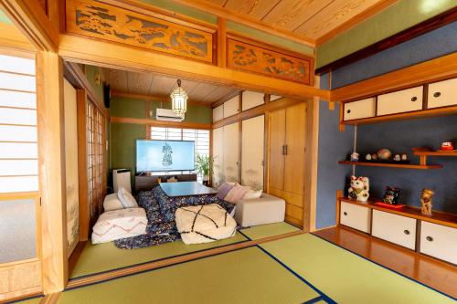 Habitación con sala de estar con TV. en Shachihoko 海辺の一棟貸切ヴィラ しゃちほこ en Imari