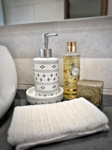 - un comptoir de salle de bains avec un lavabo, une brosse à dents et du savon dans l'établissement Villa familiale à Sanary, climatisée, plage à pieds, à Sanary-sur-Mer