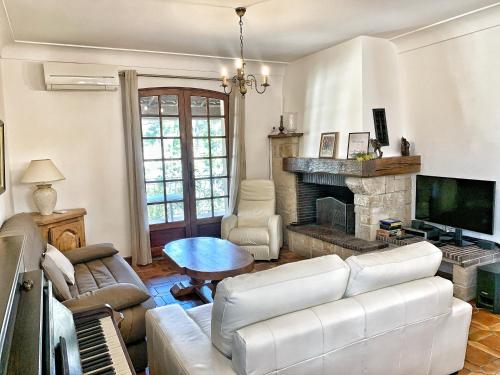 a living room with a couch and a fireplace at Villa familiale à Sanary, climatisée, plage à pieds in Sanary-sur-Mer