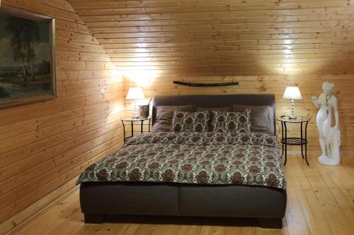 1 dormitorio con 1 cama en una pared de madera en Holiday Home MB Ranch, en Bílá Hora