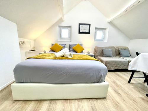 1 dormitorio con 1 cama grande y 1 sofá en Studio cosy à Meaux, en Meaux