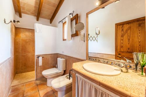 ポリェンサにあるVilla Roquetaのバスルーム(洗面台、トイレ付)
