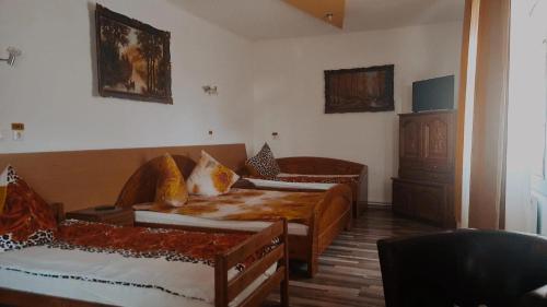 a hotel room with two beds and a couch at Pensiunea King in Timişoara