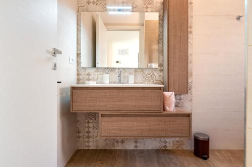 bagno con lavandino e specchio di Casadamare Salento a Brindisi