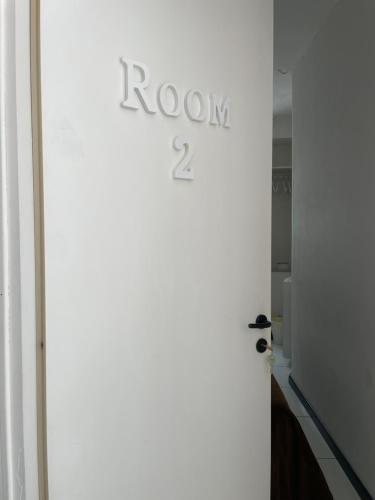 ナポリにあるDaRoDa Guest House Napoliの白い扉