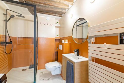 une salle de bain avec une douche, des toilettes et un lavabo dans l'établissement Appartement Quartier Fontaine Chatelet Les Halles Free Netflix, à Paris