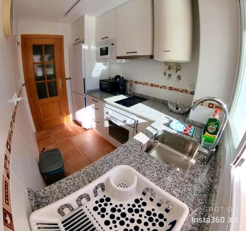 Η κουζίνα ή μικρή κουζίνα στο Moderno y Confortable Apartamento en Güejar Sierra, con Aparcamiento, Terraza, WI-FI