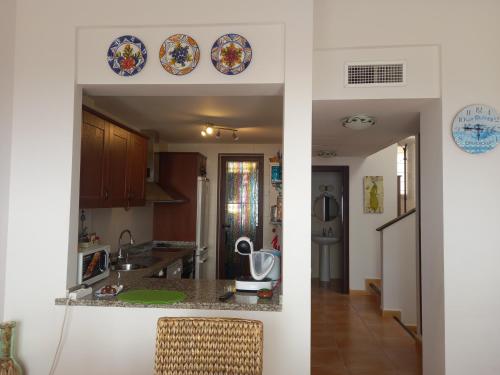 アルテアにあるOlivos Holiday Homeの壁に2皿付きのキッチン