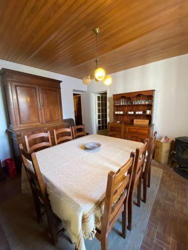 une salle à manger avec une table et quelques chaises dans l'établissement Le NEW Montferrand 1 et 2, à Clermont-Ferrand