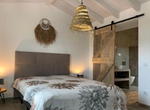 una camera da letto con un letto e una porta di legno di Sun, Sea, Nature ad Aljezur