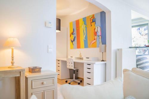 Cette chambre comprend un bureau et un ordinateur. dans l'établissement Appartement très lumineux de 120m2, à Bruxelles