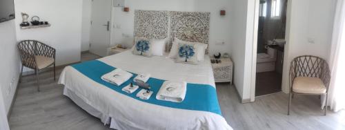 a bedroom with a bed with towels on it at Lua Hotel Boutique in El Pinar del Hierro