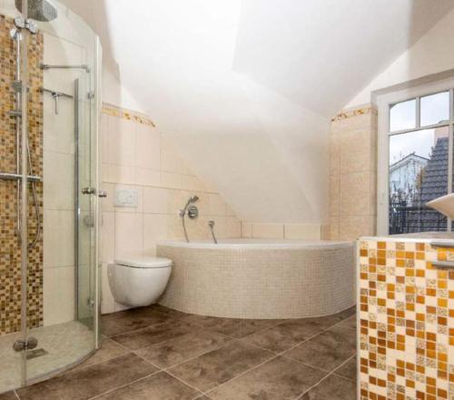 Phòng tắm tại Phantastisches Haus mit Pool direkt in München