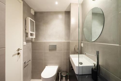 bagno con servizi igienici, lavandino e specchio di Room Garden a Salonicco