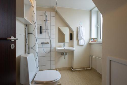 uma casa de banho com um WC e um lavatório em Milling Hotel Gestus em Aalborg