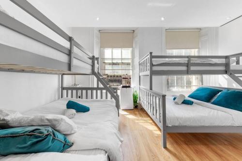 ロンドンにあるLuxurious 3 Bedroom Flat in Haymarket London Sleeps 14 HY1の二段ベッド2組が備わるドミトリールームのベッド2台分です。