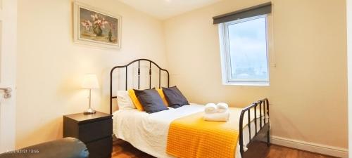 1 dormitorio con cama y ventana en Tulip 5 Top Floor at Hammersmith, en Londres