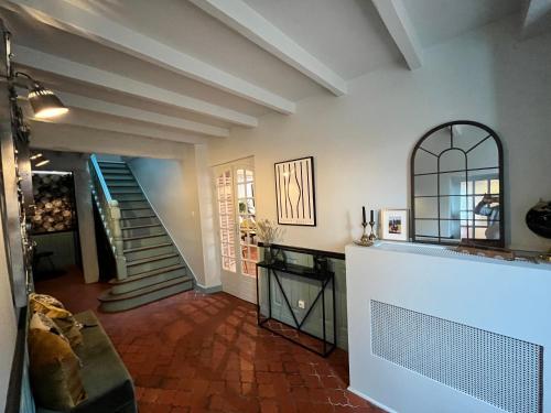 - un salon avec un escalier et un escalier dans l'établissement Villa Jeanne&Clems, à Mirepoix-sur-Tarn