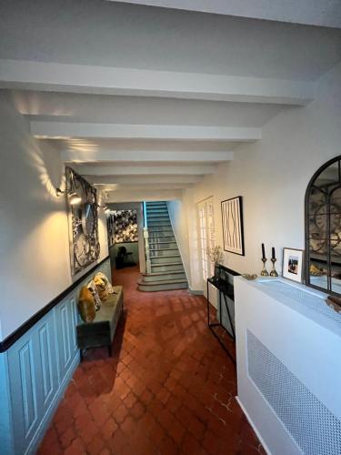 Mirepoix-sur-TarnにあるVilla Jeanne&Clemsのリビングルーム(ソファ、階段付)