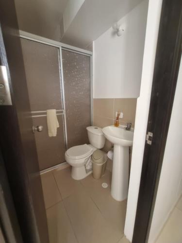 a bathroom with a toilet and a sink at Apartamento con excelente vista in Cúcuta