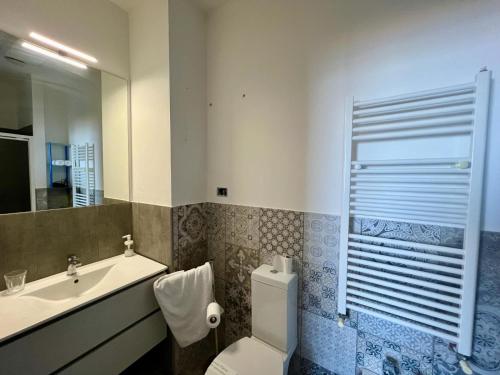 een badkamer met een toilet, een wastafel en een spiegel bij Villa Jole Faraglioni Acitrezza in Aci Castello
