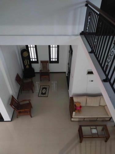 einen Blick über ein Wohnzimmer mit einer Treppe in der Unterkunft Hesali villa in Telwatta