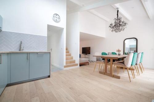 une cuisine et une salle à manger avec une table et des chaises dans l'établissement Superbe appartement 8 personnes #5, à Asnières-sur-Seine