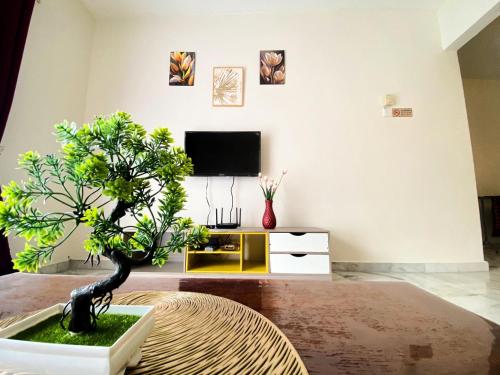 Μια τηλεόραση ή/και κέντρο ψυχαγωγίας στο Ennys Homestay Port Dickson 2 Bedroom with pool