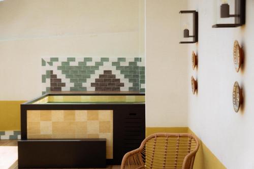 um quarto com uma mesa e duas cadeiras em BYPILLOW Abril em Sevilha