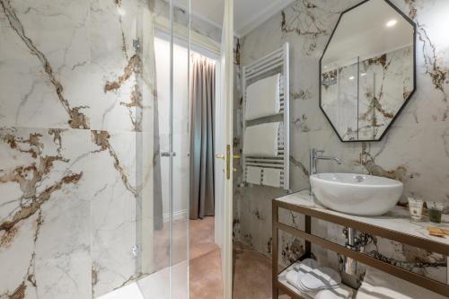 La salle de bains est pourvue d'un lavabo et d'une douche. dans l'établissement Acca Hotel, à Venise