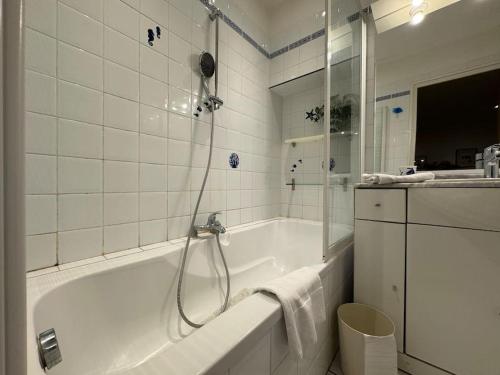 een witte badkamer met een bad en een douche bij Le ville franche in Villefranche-sur-Mer