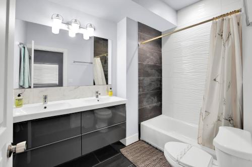 een badkamer met een wastafel, een toilet en een douche bij NoHo by AvantStay North Hollywood Townhome in Los Angeles