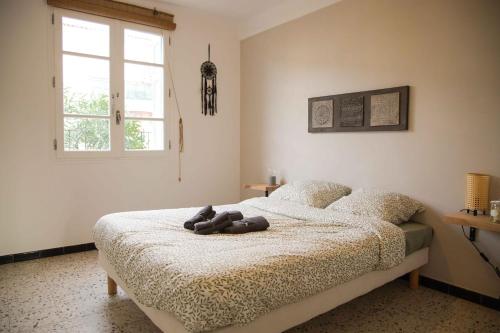 - une chambre avec un lit doté d'un ours en peluche dans l'établissement El Solà - Appartement avec accès jardin, à Corneilla-de-Conflent