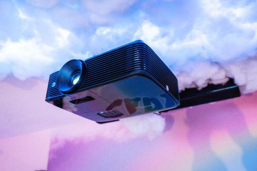 Capsule cloud - jacuzzi - projecteur cinema في توركوان: كاميرا على عمود به غائم