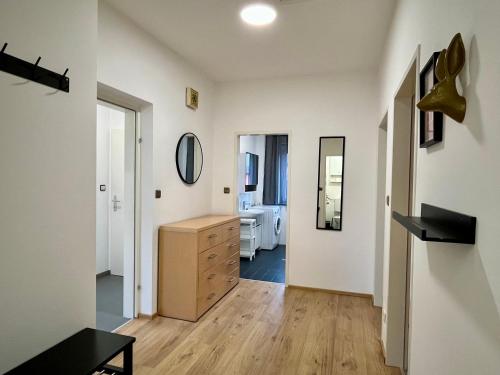 ein Wohnzimmer mit einer Kommode und einem Badezimmer in der Unterkunft sHome CityHouse Graz - Self-Check-in in Graz