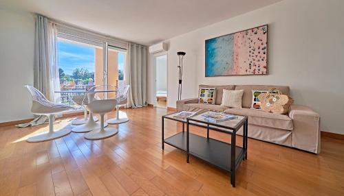 un salon avec un canapé, une table et des chaises dans l'établissement Saint Antoine-City center St-Tropez-TerraceParking, à Saint-Tropez