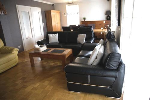 Area soggiorno di Cozy 3 bedroom house with 11 kw electric car charger