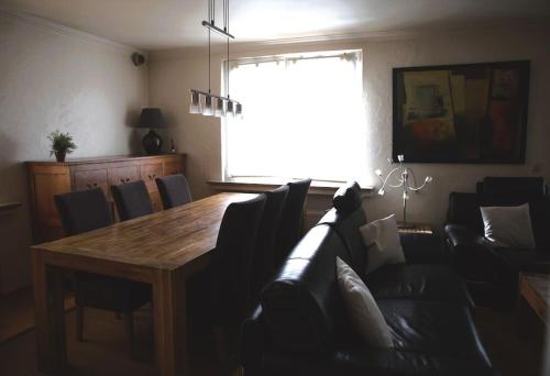 Area soggiorno di Cozy 3 bedroom house with 11 kw electric car charger