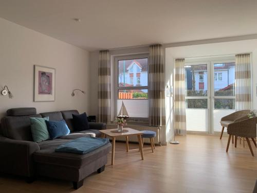 un salon avec un canapé et une table dans l'établissement Ferienwohnung Ostseeglück, à Boltenhagen