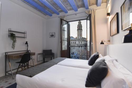 een slaapkamer met een bed en uitzicht op een gebouw bij Caterina 1840 N2 in Barcelona