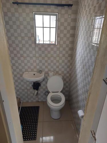 ein Bad mit einem WC und einem Waschbecken in der Unterkunft BERG STREET APARTMENTS in Johannesburg